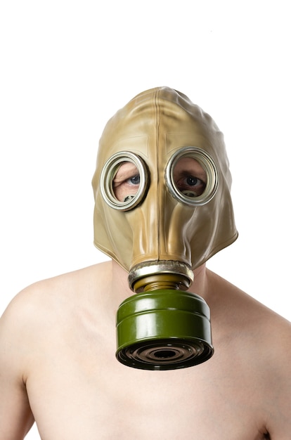 Un homme dans un masque à gaz Tête d'homme avec un masque à gaz torse nu