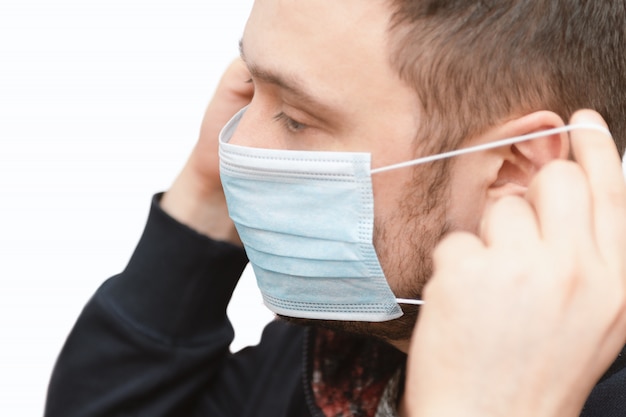 Homme dans un masque médical, gros plan.