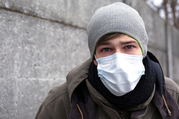Un homme dans un masque médical, une protection contre la grippe, le coronavirus et d'autres rhumes viraux.