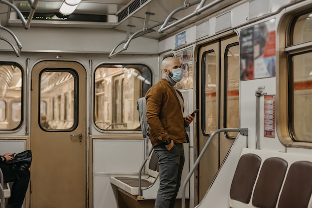 Un homme dans un masque médical à la station de métro