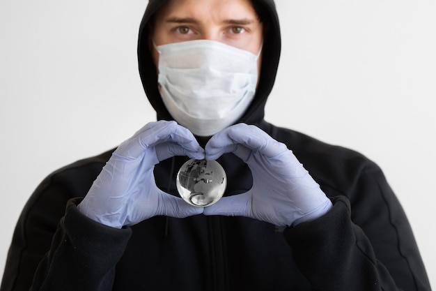 Homme dans un masque protecteur un employé de bureau en chemise blanche portant un masque pour se protéger contre covid19 Portrait d'homme d'affaires en temps de pandémie