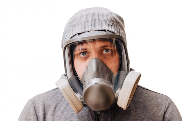 Un homme dans un masque respiratoire avec un degré de protection accru contre les facteurs environnementaux nocifs. Masque complet.