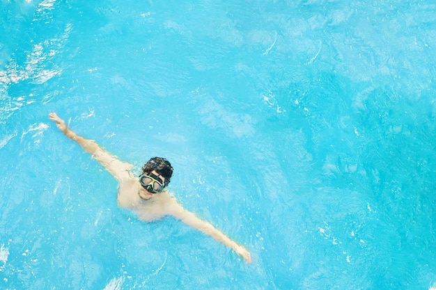 L'homme Dans Un Masque Sous-marin émerge De La Plongée Sous-marine Dans L'océan En Vacances Le Gars Avec Ses Bras Tendus Reste D'été