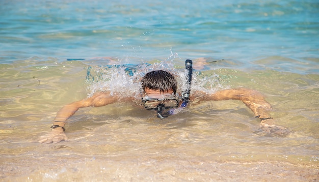 Un homme dans la mer en palmes et masque