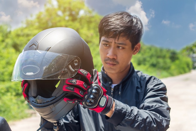 L'homme Dans Une Moto Avec Un Casque Et Des Gants Est Un Vêtement De  Protection Pour La Moto