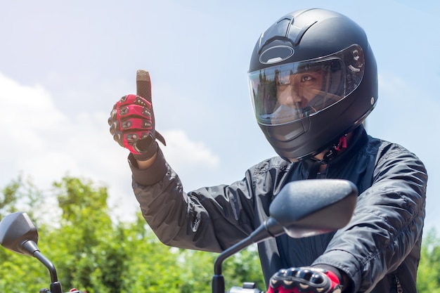 L'homme Dans Une Moto Avec Un Casque Et Des Gants Est Un Vêtement De  Protection Pour La Moto