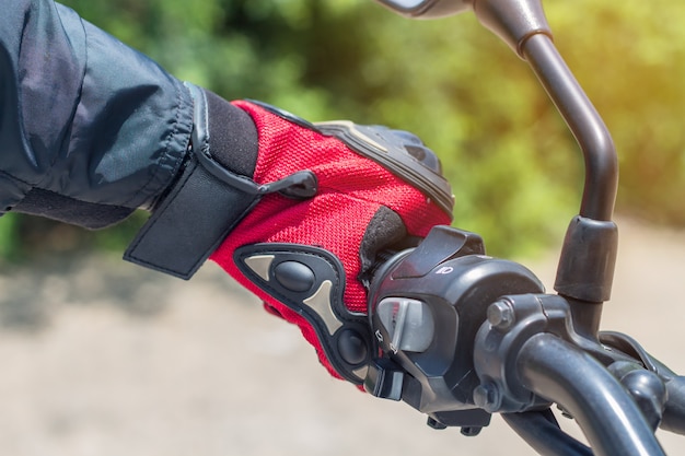 Homme dans une moto avec des gants de protection pour motocyclette contrôle papillon