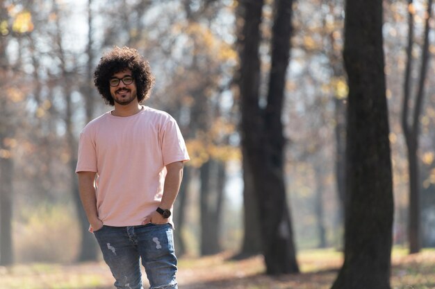 Homme dans le parc d'automne