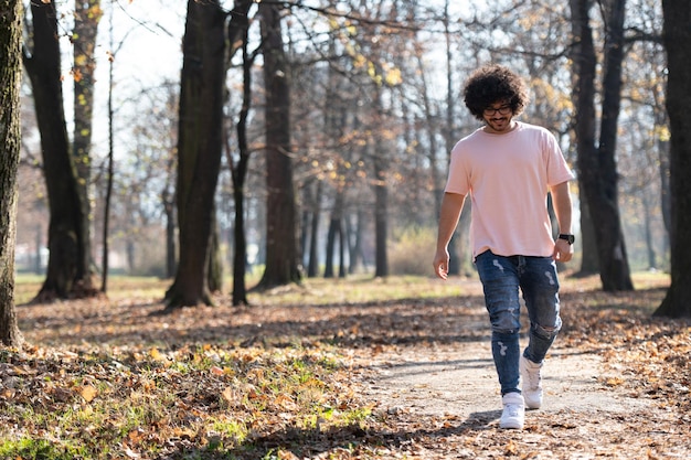 Homme dans le parc d'automne