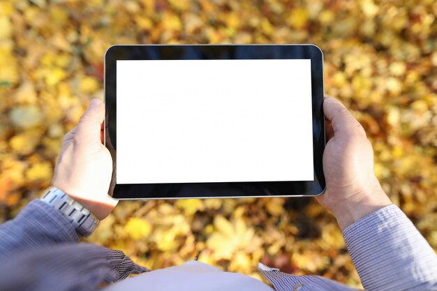 Homme, dans parc, tient, tablette numérique