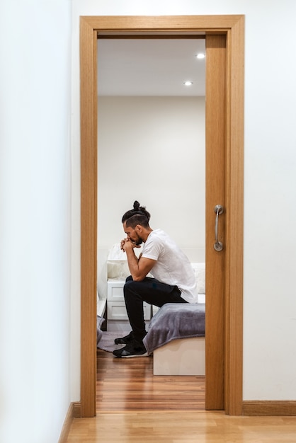 Homme dans une pièce pensant