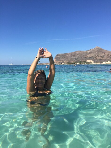 Un homme dans une piscine contre la mer