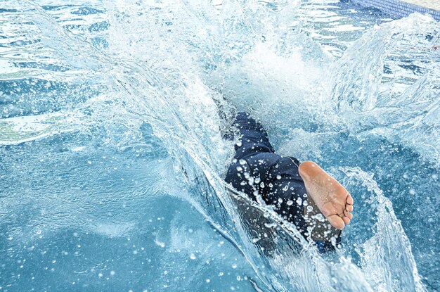 Photo l'homme dans la piscine