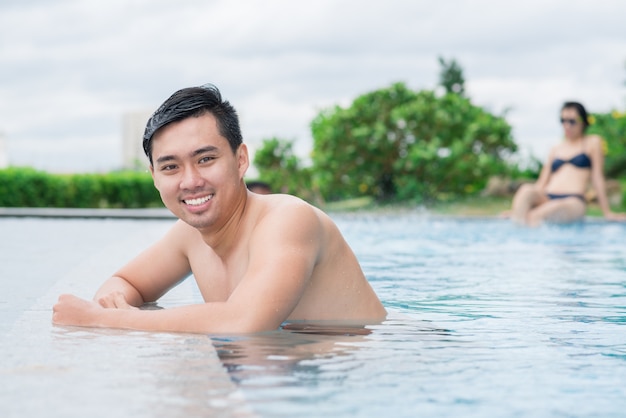 Homme dans la piscine