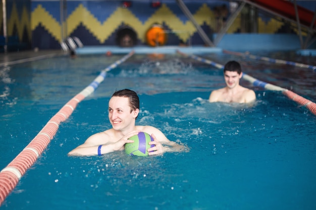 Homme dans la piscine