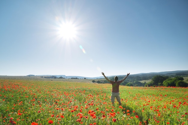 Homme dans le pré de printemps