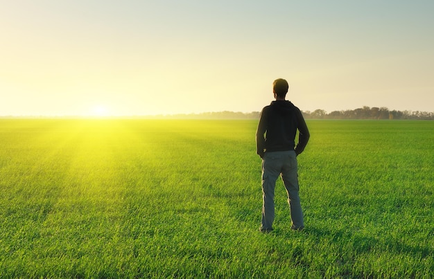 Homme dans le pré vert pré. Scène conceptuelle.