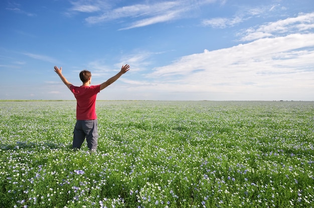 Homme dans le pré vert.