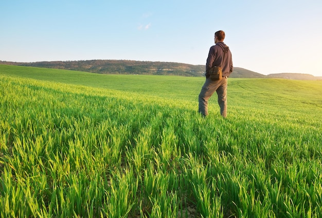 Homme dans le pré vert.