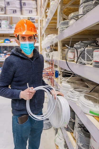 Un homme dans une quincaillerie