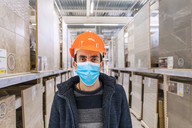 Un homme dans une quincaillerie