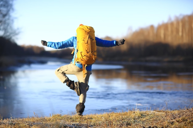 homme dans une randonnée d'hiver / yoga repos et méditation dans la nature, aventure dans le nord, randonnée en montagne, Tibet Himalaya