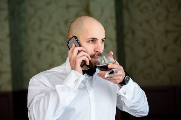 Un homme dans un restaurant parle au téléphone.