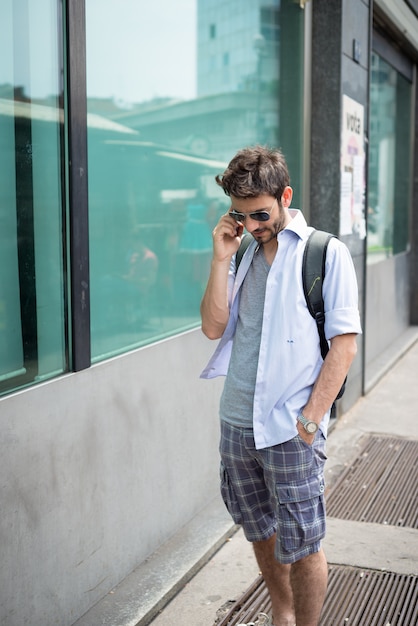 homme dans la rue au téléphone