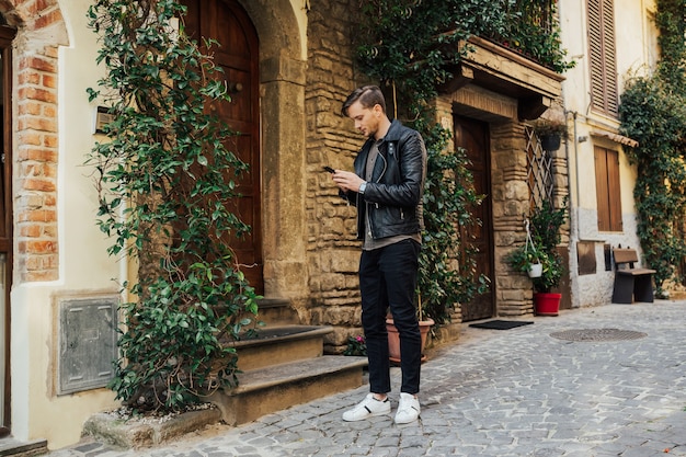 Homme dans la rue d'Italie