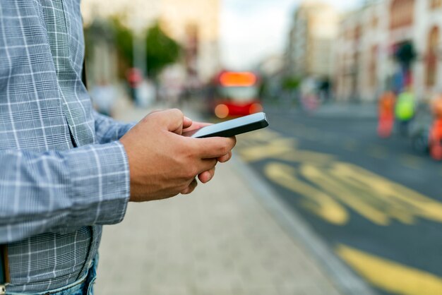 Homme dans la rue avec un téléphone dans les mains