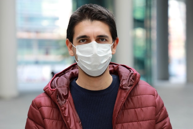 Homme dans la rue de la ville moderne portant un masque protecteur