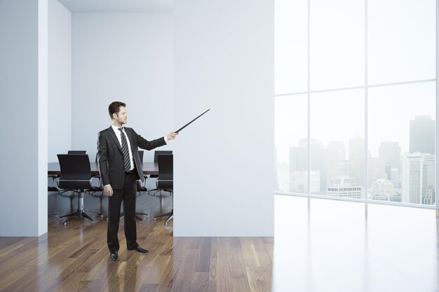 Homme dans la salle de conférence