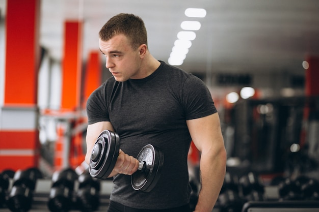 Homme dans la salle de gym