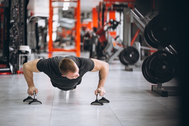 Homme dans la salle de gym