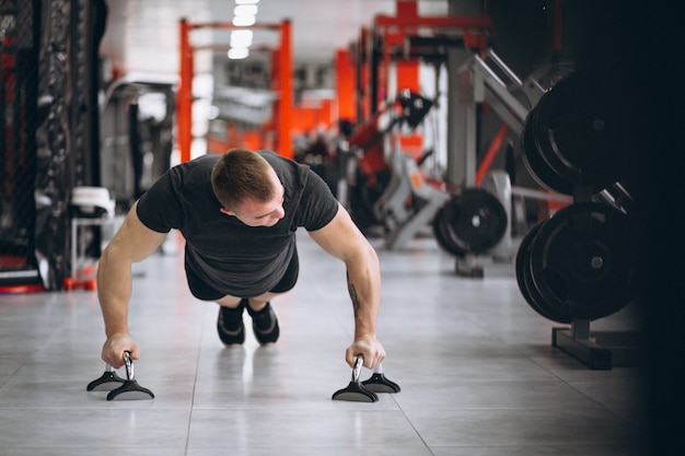 Homme dans la salle de gym