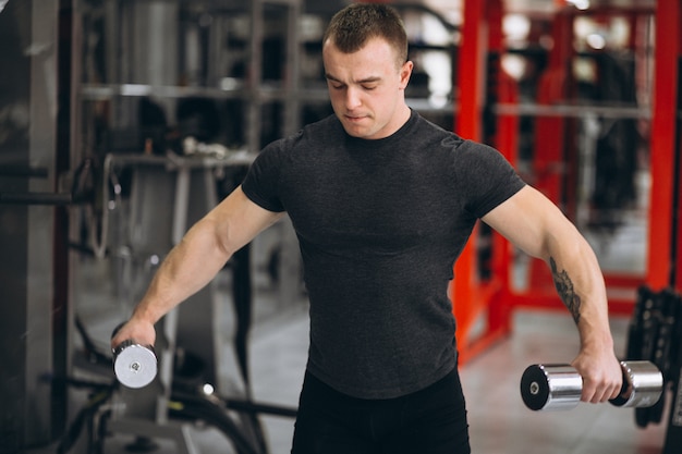 Homme dans la salle de gym