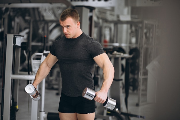 Homme dans la salle de gym