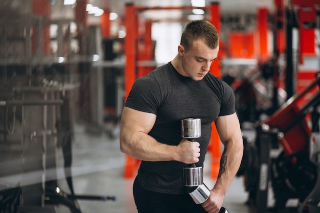 Homme dans la salle de gym