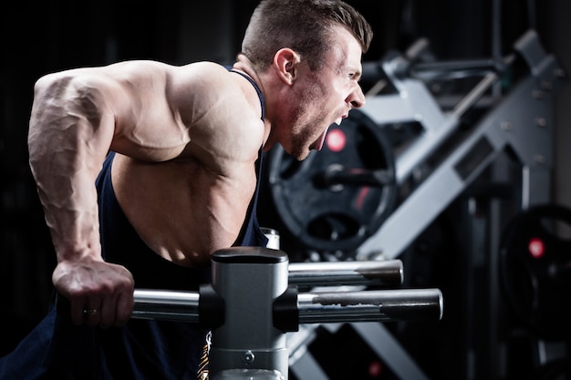 Homme dans la salle de sport à l&#39;exercice de trempette