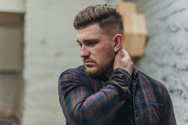 Un homme dans un salon de coiffure pour les coupes de cheveux et le rasage