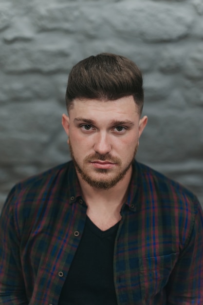 Un homme dans un salon de coiffure pour les coupes de cheveux et le rasage