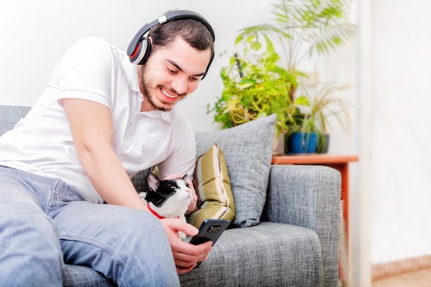 Homme dans le salon avec son chat