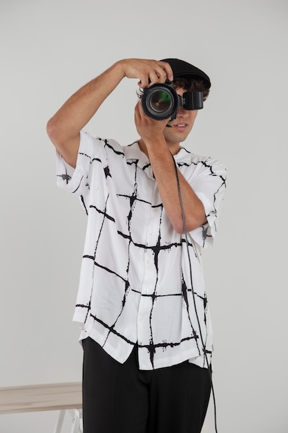 Photo homme dans son studio de photographie professionnel