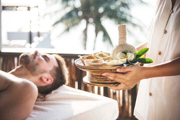 Homme dans un spa de luxe