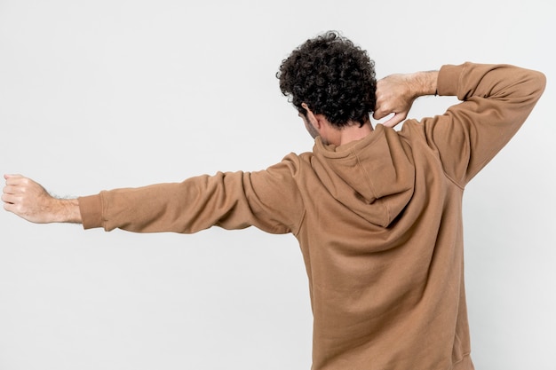 Photo homme dans un sweat à capuche marron isolé sur fond blanc