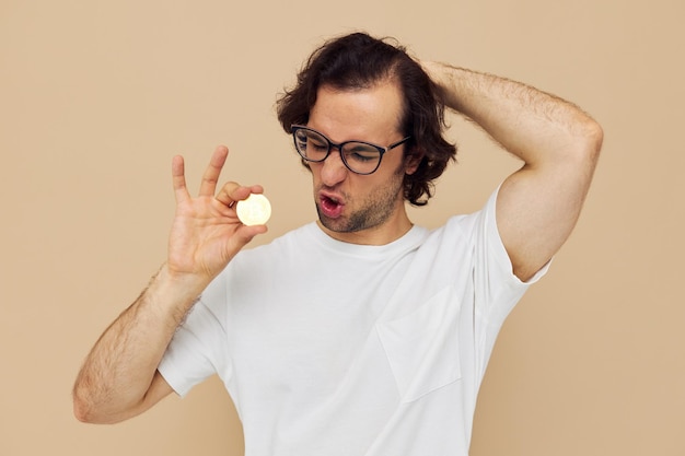 Homme dans un T-shirt blanc avec crypto-monnaie Bitcoin Lifestyle inchangé