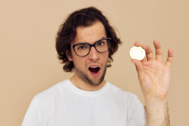 Homme dans un t-shirt blanc avec fond isolé de crypto-monnaie bitcoin