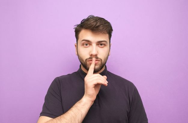 Homme dans un T-shirt foncé