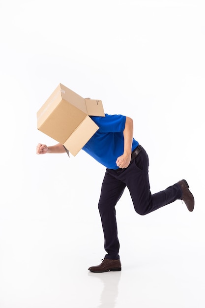 un homme dans un T-shirt plus bleu avec une boîte en carton sur la tête fait un geste avec ses mains isolées sur un fond blanc
