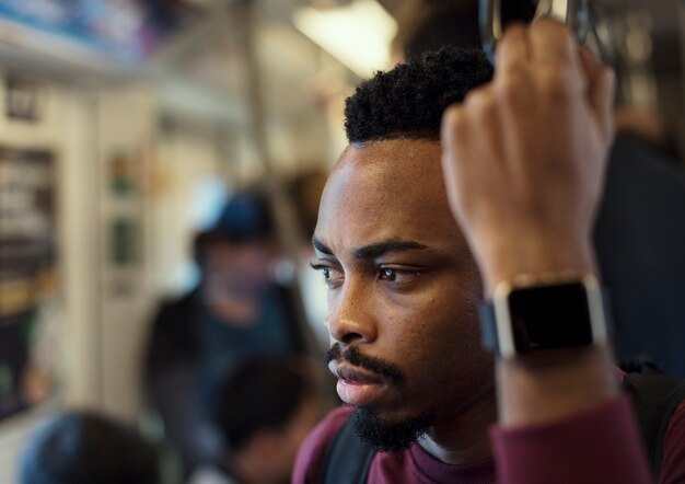 Photo homme dans un train